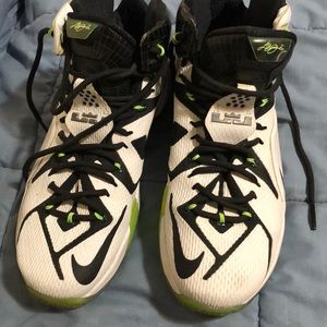 Nike Lebrons men’s size 10/ women’s 12